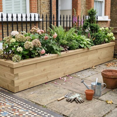 Lang hævet bed / 300 x 45 x 45 cm