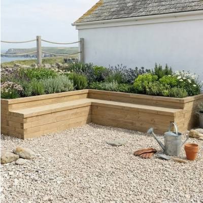 Stor L-formet hævet bed med siddepladser / 375 x 375 x 65 cm