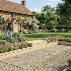 Krum hjørnegrænsesplanter med siddepladser / 675 x 150 x 25 cm