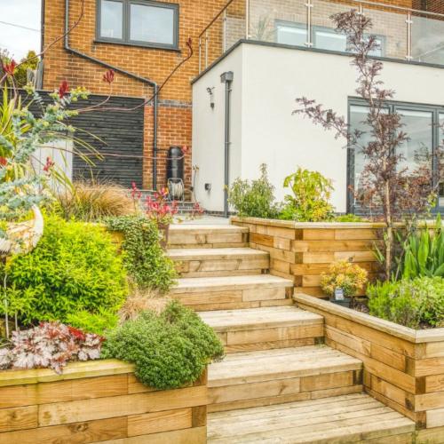 Lukes støttemur med plantekasser og trin