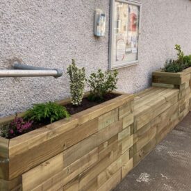 Højbed tilpasset gelænder og opslagstavle