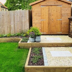 Nyanlagt have med skur og niveauinddelt støttemur