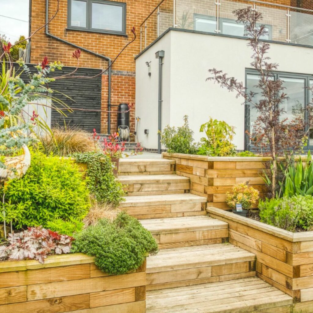 Lukes støttemur med plantekasser og trin