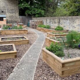 En række forskellige rektangulære højbede