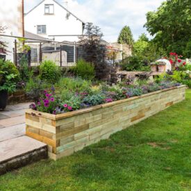 Jills højbed set fra haven