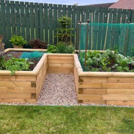 U-formet køkkenhave med grøntsager