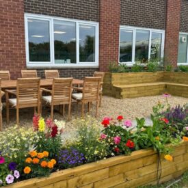 Færdigt udendørsområde med planter